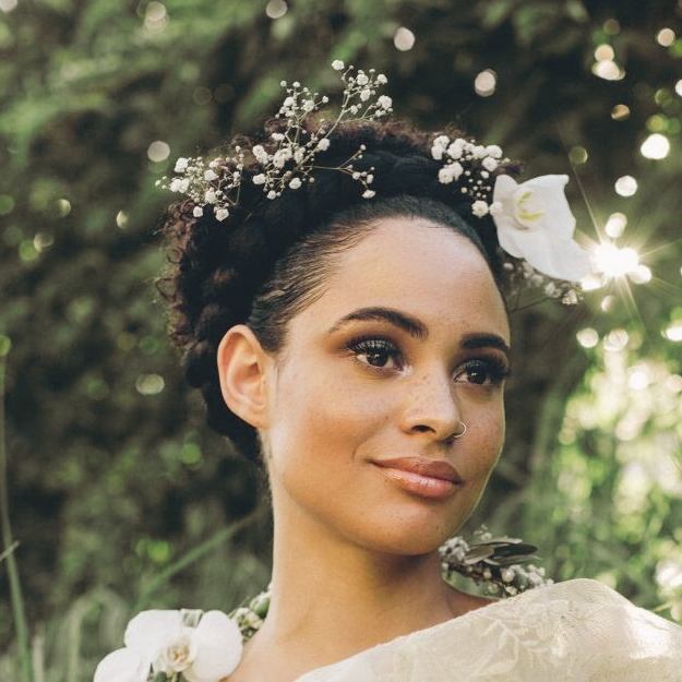 Collaboration. Photographe Chawez, maquilleuse Magalli Maho, modèle London bell rachel, Coiffure Nassi Youss Hair. Portait photo d'une femme métisse souriant portant une coiffure de mariée sur cheveux Afro