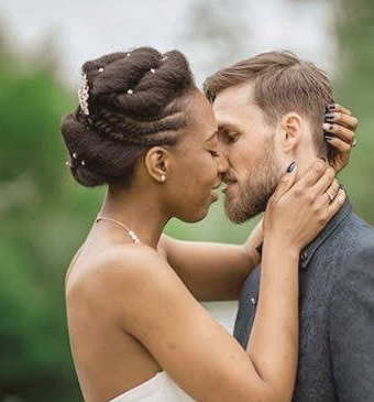 Notre Mariée Anaïs, nous a fait confiance pour sa coiffure de mariage. Sans extensions, coiffure mariage sur cheveux naturels. Un suivi capillaire personnalisé a été réalisé sur 4mois, pour l'obtention de longueur et volume nécessaire à la réalisation de la coiffure. Photo illustrants une mariée et son mari. 