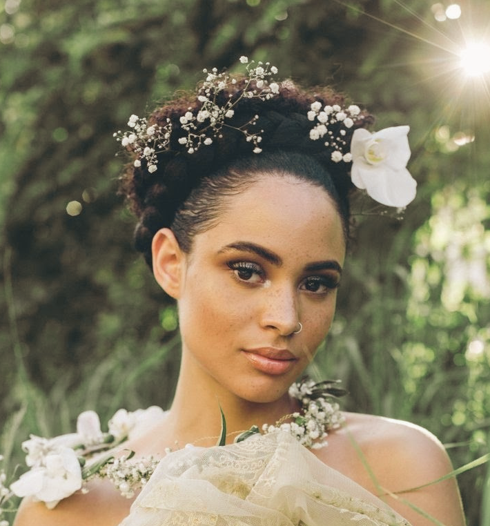 Collaboration. Photographe Chawez, maquilleuse Magalli Maho, modèle London bell rachel, Coiffure Nassi Youss Hair. Portait photo d'une femme métisse portant une coiffure de mariée sur cheveux Afro