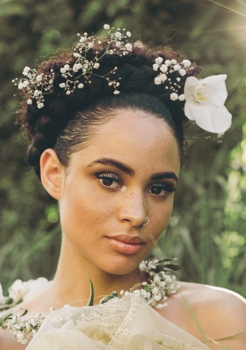 Collaboration. Photographe Chawez, maquilleuse Magalli Maho, modèle London bell rachel, Coiffure Nassi Youss Hair. Portait photo d'une femme métisse souriant portant une coiffure de mariée sur cheveux Afro